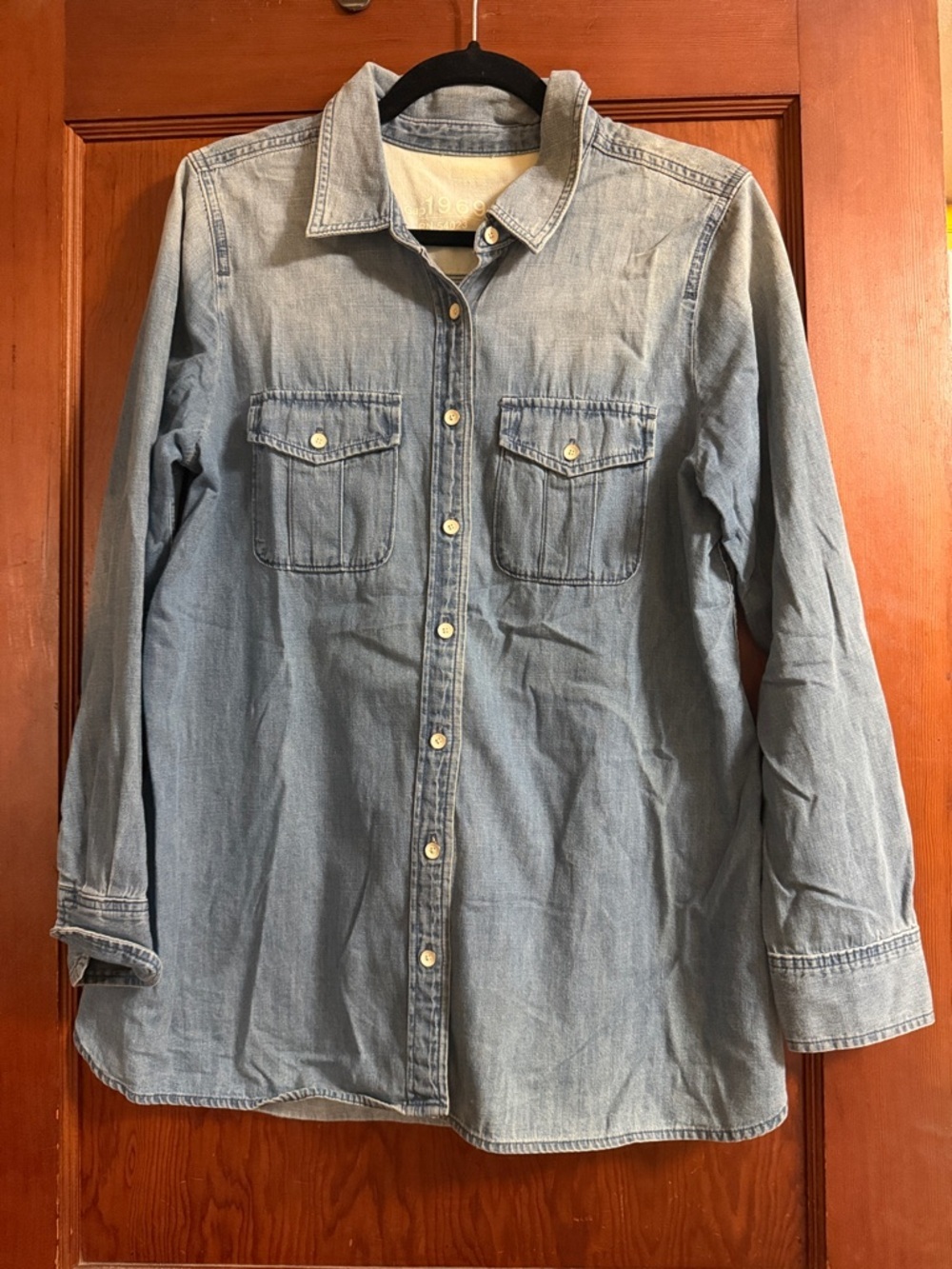 GAP Medium Wash Denim Button-Up Shirt Size Small